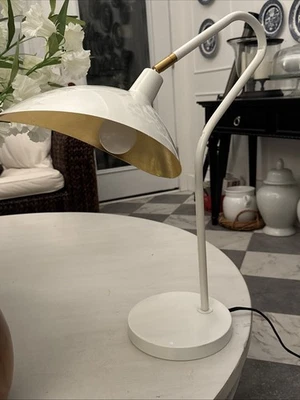 Lámpara de mesa SAFAVIEH Giselle | Blanco/Dorado | Foto 1 de 4