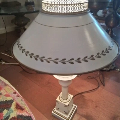 Lámpara de mesa de metal pintado Tole de colección elegante blanco roto/marfil  Foto 1 de 4