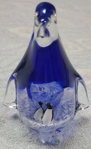 Kunstglas Pinguin mit zwei Pinguinen innen Kobaltblau Arktis Briefbeschwerer - Bild 1 von 11