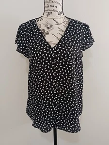 H&M Blouse Womens 4 Leaf Print Flutter Sleeve V Neck Lightweight Top Shirt - Picture 1 of 6