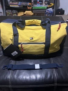 "Bolso de lona Tommy Hillfiger 22"" amarillo"  - Imagen 1 de 8