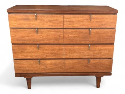 Cómoda moderna de mediados de siglo de nogal con 4 cajones tiradores cromados restaurados Foto 1 de 4