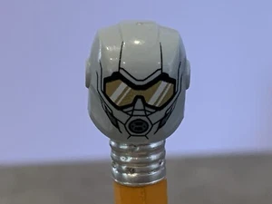 LEGO Wasp Helmet Piastre Armatura e Protezioni Orecchie con Occhiali Oro - Lt Grigio - Foto 1 di 4
