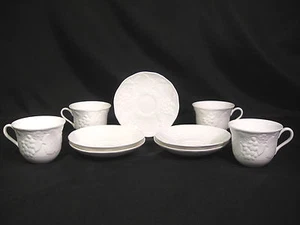 Wedgwood Strawberry & Vine Bone China 4 Cups 5 Saucers - Picture 1 of 12