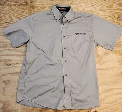 Camisa de manga corta bronceada con logotipo de Wycliffe Associates abotonada para hombre mediana Foto 1 de 4