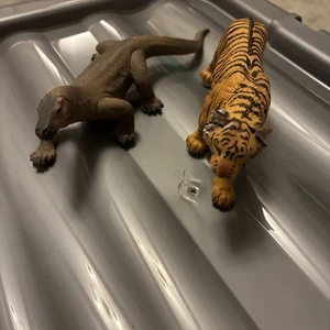 SCHLEICH Wild Life Komodo Dragon And Tiger Lot - Picture 1 of 3