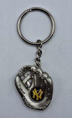 Vintage 2005 Aminco MLBP New York Yankees Baseball Glove Keychain 1.75" - Image 1 of 4
