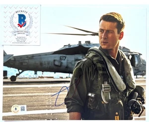 GLEN POWELL SIGNED 8X10 PHOTO TOP GUN MAVERICK HANGMAN BECKETT BAS - Picture 1 of 5