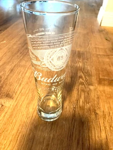 PILSNER BRILLE BUDWEISER IN MATTIERTER SCHRIFTZUG 9 ZOLL HOCH NEU - Bild 1 von 3