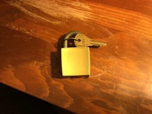 Vintage Corbin Messing Vorhängeschloss mit Schlüssel  - Bild 1 von 5