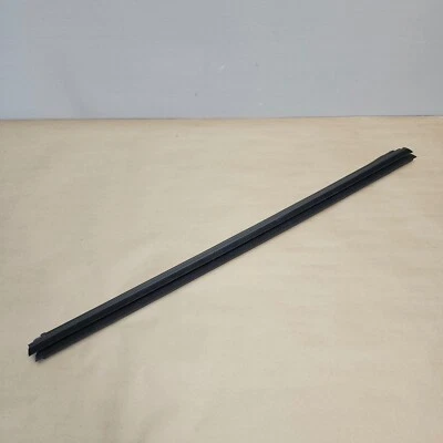 16-21 MERCEDES BENZ C300 C43 C63 ПЕРЕДНЯЯ ПРАВАЯ ДВЕРЬ НИЖНЕЕ ОКНО УПЛОТНИТЕЛЬНАЯ ПОЛОСКА - Изображение 1 из 4
