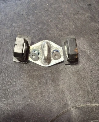 2014-19 KIA SOUL PORTA ELEVATÓRIA TRASEIRA OEM STRIKER ASSEMBLY 81210-2S001 - Imagem 1 de 3