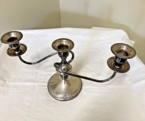Candelabro triple ponderado plateado FB Rogers de colección - 7 pulgadas alto x 14 pulgadas. - Imagen 1 de 9