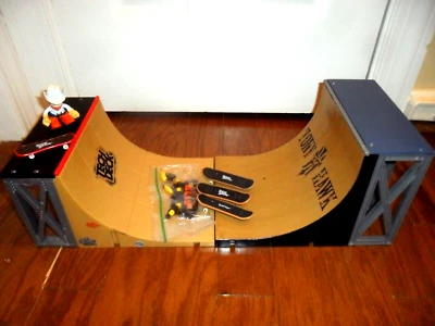 Spin Master 2007 lote de 2 rampas de monopatín con monopatines, piezas y mini figura Foto 1 de 4