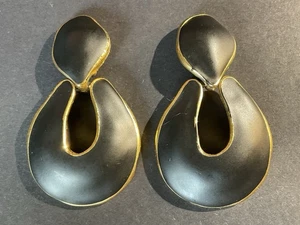 Pendientes de clip grandes firmados vintage negro mate con contorno tono dorado - Imagen 1 de 6