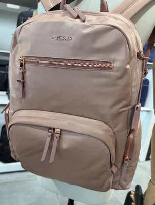 NUEVA Mochila para Laptop Tumi Voyageur CAREN 17.0” Nylon - ROSA ROSA con ORO ROSA Foto 1 de 4