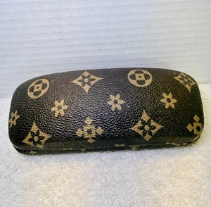 Vintage Hart Brillenetui im Monogramm-Stil • braun/beige Muster • Schutzglas - Bild 1 von 5