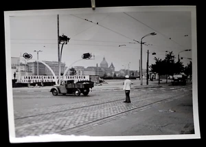 org. großes DDR Foto Leipzig Leuchnerplatz um 1964 Traktoren Landmaschinen AGRA - Picture 1 of 11