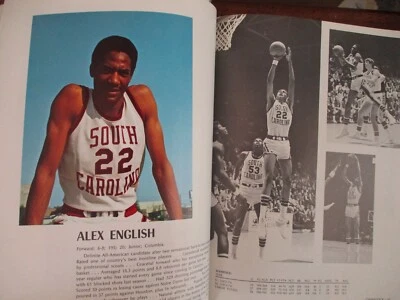 South Carolina 1974 guía de medios de baloncesto para hombre (con Alex English/Bobby Cremins) Foto 1 de 4