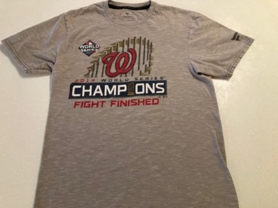 Camiseta Oficial de los Nacionales 2019 Campeones de la Serie Mundial Camiseta Gris Fanáticos MLB - Talla S Foto 1 de 4