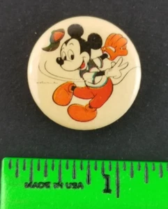 Pinback vintage de Mickey Mouse para jugar béisbol - Imagen 1 de 2