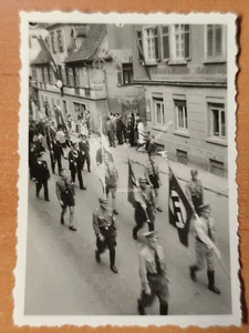 Foto XA Soldaten Marsch Dorf Stadt 2.WK F4 - Bild 1 von 2