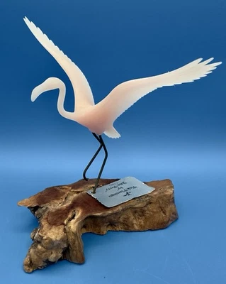 Escultura John Perry - Flamenco rosa en vuelo - Montado en madera burl Foto 1 de 4