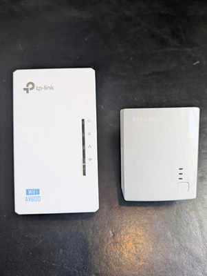 TP-Link TL-WPA4220 Kit AV600 Powerline WiFi Range Extender Wireless - Immagine 1 di 4