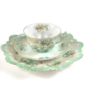 M.Z. Austria Trio - Moritz Zdekauer Rose Floral Teetasse & Untertasse auf Dessertteller - Bild 1 von 10