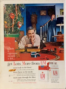 De colección 1963 L&M Cigarettes Hombre Jugando con Tren Conjunto Publicidad Impresa  - Imagen 1 de 1