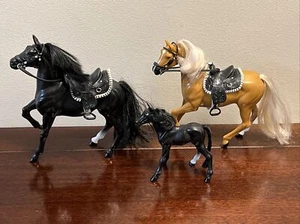 Lot Of Enertec Enterprises Horses With Removable Saddles & Reins & Pony - Picture 1 of 6