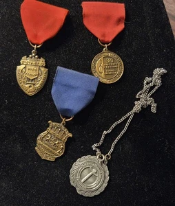 Menge 4 MSBOA Award Medaillen Halskette Vintage Michigan Schule Band - Bild 1 von 5