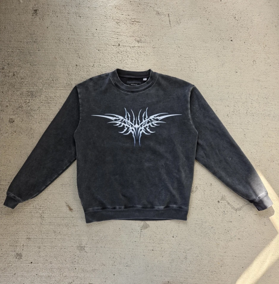 Sudadera con Capucha Pacsun Y2k Cuello Redondo M Estampado Tribal Columna Vertebral Foto 1 de 4