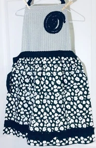Delantal Envogue blanco negro flores y volantes geométricos faja pin up retro - Imagen 1 de 5