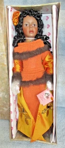 Neu im Karton Traditions afroamerikanische Porzellanpuppe Frau 20 Zoll handbemalt Fellbesatz - Bild 1 von 3