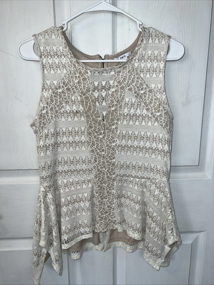 Camiseta sin mangas ajustada Bar III Peplum totalmente forrada nude marfil con superposición de encaje talla grande Foto 1 de 4