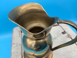 Jarra pequeña vintage de latón con caño ancho, limpia - Imagen 1 de 7