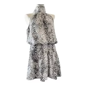 Vestido Do + Be Mock Cuello Piel de Serpiente Sin Mangas Cintura Caída Mujer Talla Pequeña - Imagen 1 de 12