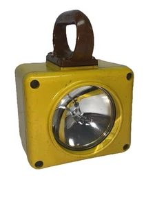 Lámpara linterna de cubierta de barco de batalla militar Roflan amarillo de la Marina de los Estados Unidos de colección - Imagen 1 de 10