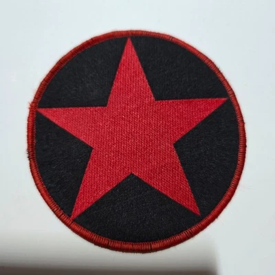 Runder Patch mit rotem Stern – Antifa gestickter Aufnäher – schwarz/rot - Image 1 of 2