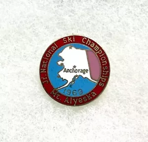 Prendedor de esquí vintage MT ALYESKA 1969 Jr Campeonato Nacional ALASKA solapa de anclaje - Imagen 1 de 3