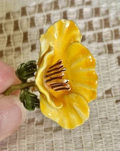 SCHÖNE VINTAGE "HAR" GELB EMAILLE MOHN 1 3/4" GOLDFARBENE BLUMEN BROSCHE D21 - Bild 1 von 6