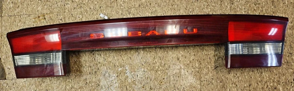 Conjunto montado en la tapa del panel de luces traseras de freno SUBARU LEGACY 2000-04 Foto 1 de 4