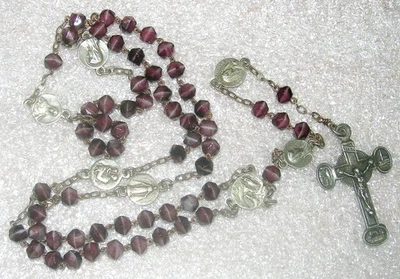 ancien chapelet de Lourdes en pâte de verre violet marbré avec 6 médailles - Photo 1/4