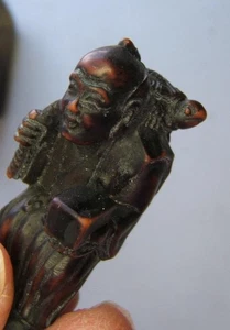 ANTIGUO HOMBRE CHINO NETSUKE CON TORTUGA ALREDEDOR DE LOS HOMBROS - Imagen 1 de 14