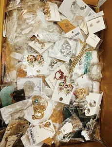 Lote al por mayor de 300 pendientes de moda - estilos mixtos joyería a granel para reventa - Imagen 1 de 1