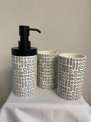 Juego de dos tazas y dispensador de jabón Suanti a juego blanco y negro Foto 1 de 4
