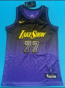 Camiseta Swingman Luka Doncic Los Angeles Lakeshow Lakers #77 pequeña juvenil nueva con etiquetas - Imagen 1 de 6