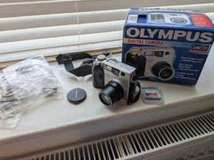 VINTAGE OLYMPUS CAMEDIA C-2020 Z  DIGITAL CAMERA - - Picture 1 of 7