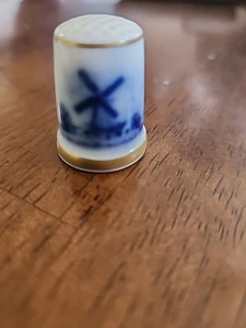 Mulino a vento Mosa Holland porcellana ditale bianco e blu flusso bordo oro - Foto 1 di 6